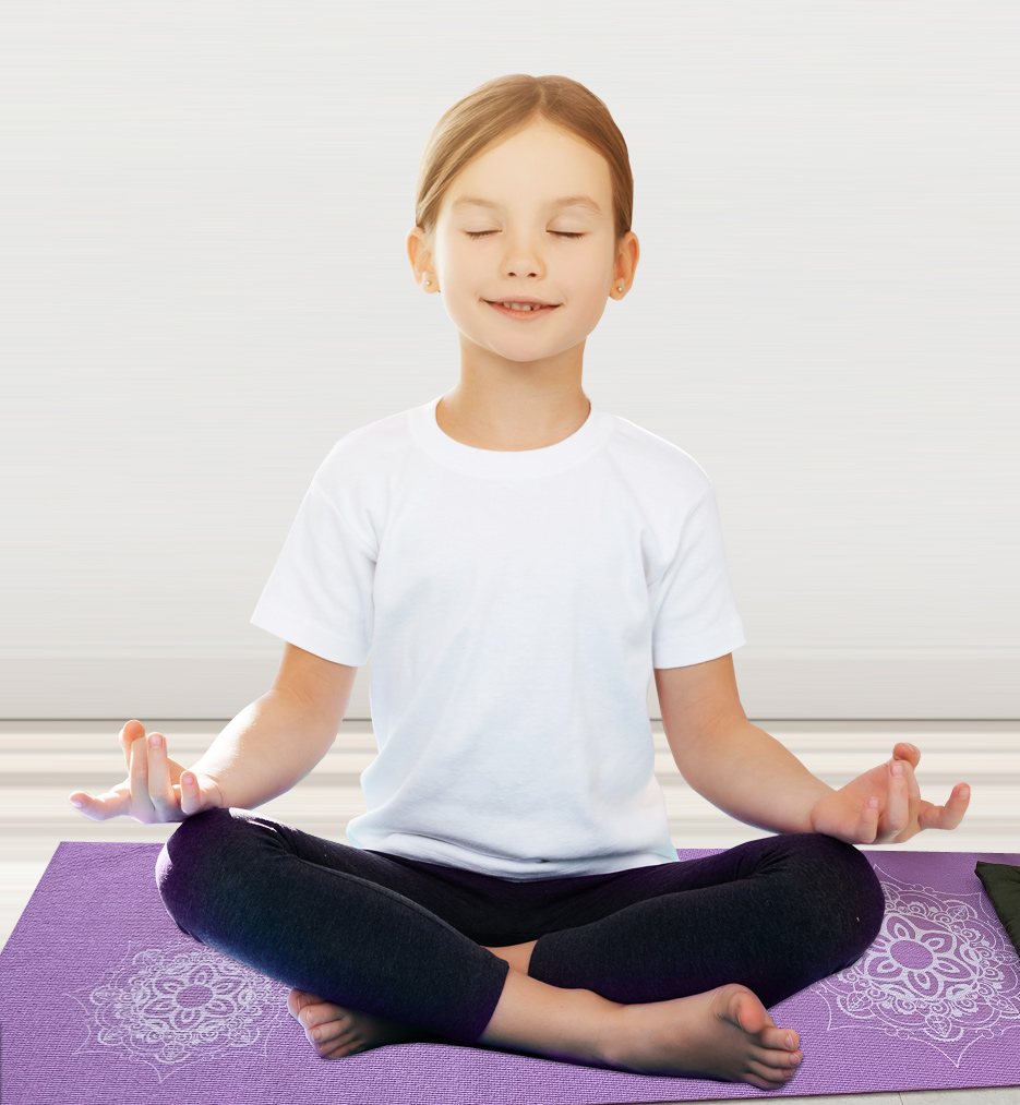 Foto de criança fazendo yoga